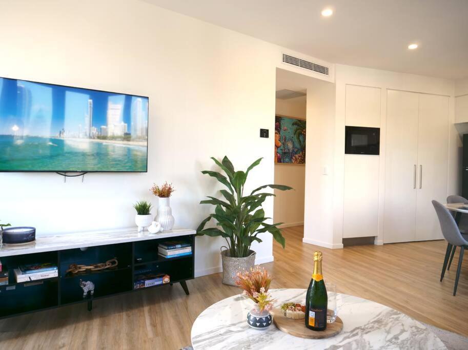 Modern 1 Brm Apartment With Pool Close To Beach Gold Coast Buitenkant foto